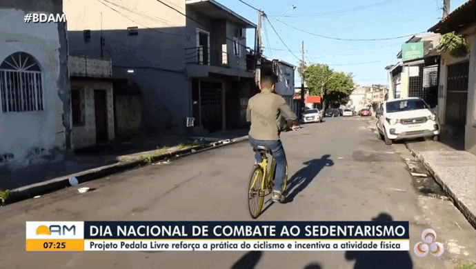 'Eita como empina': Repórter tenta empinar bicicleta de maneira inusitada e âncora gargalha no AM