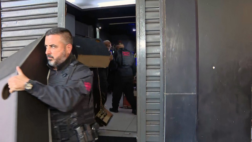 MPRJ apreende caça-níqueis em bingo na Tijuca — Foto: Reprodução/TV Globo