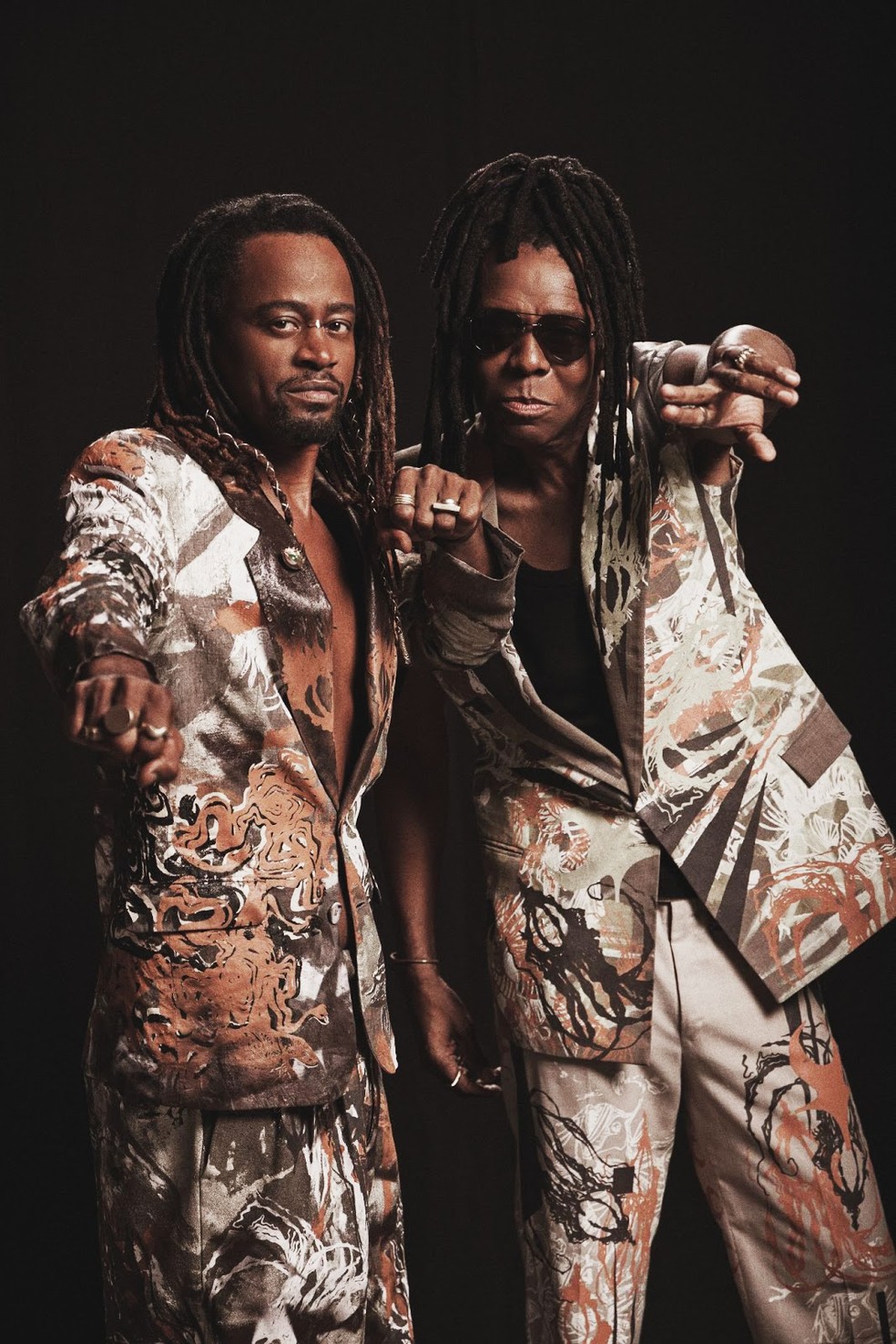 Toni Garrido (à esquerda) e Bino Farias personificam atualmente a banda de reggae Cidade Negra — Foto: Renato Pagliacci / Divulgação