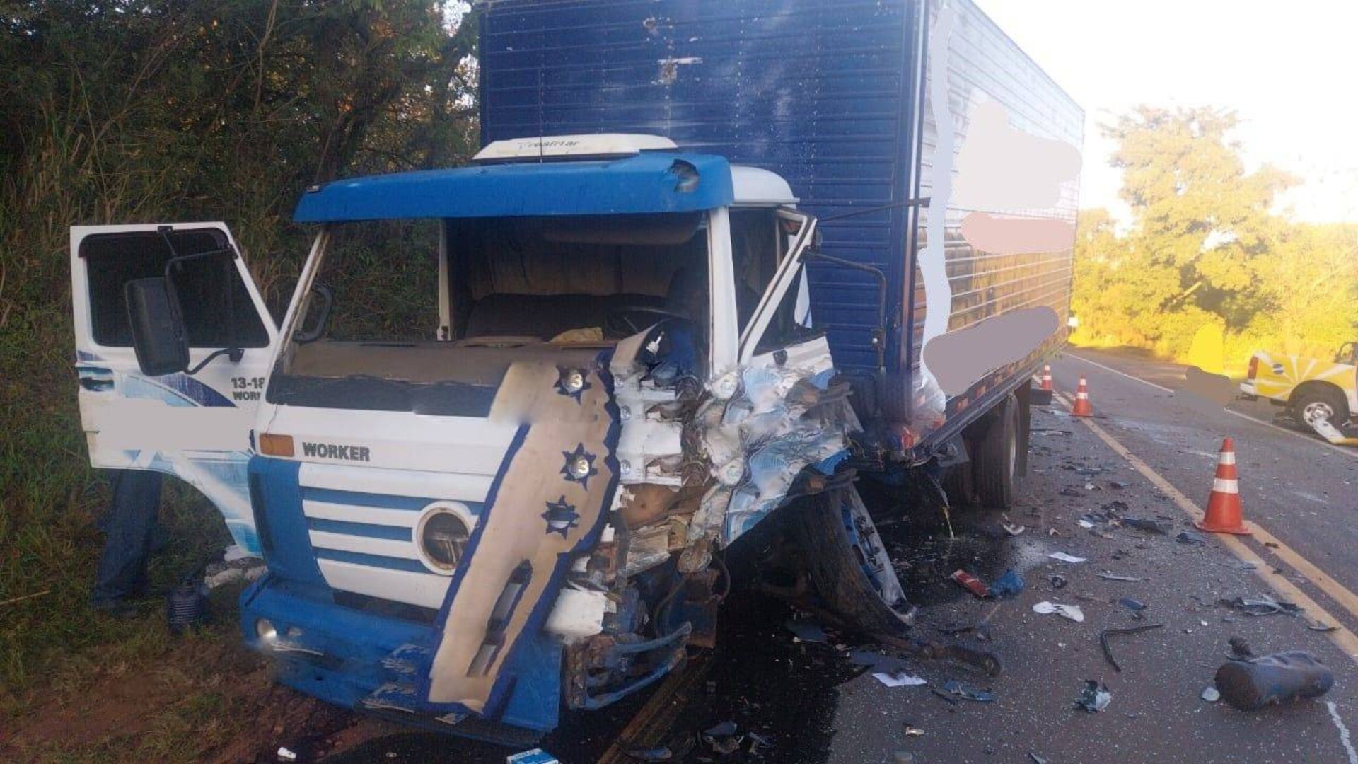 Motorista de caminhonete invade pista contrária e bate de frente com caminhão na SP-255 em Pratânia
