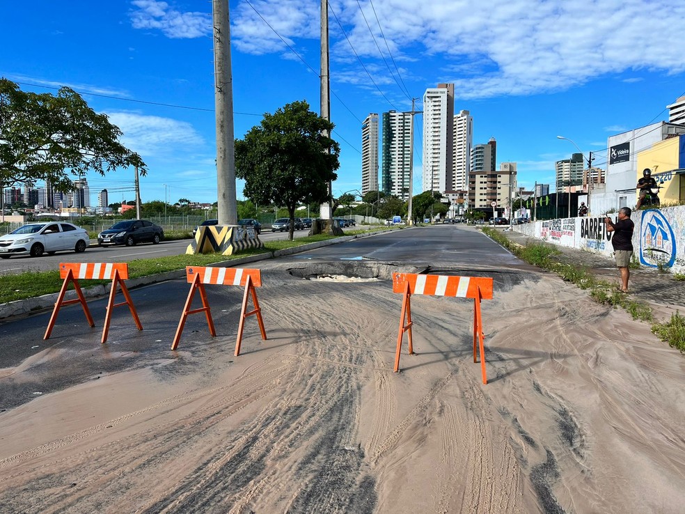 Cratera interdita trecho da Avenida Prudente de Morais em Natal — Foto: Vinicius Marinho/Inter TV Cabugi
