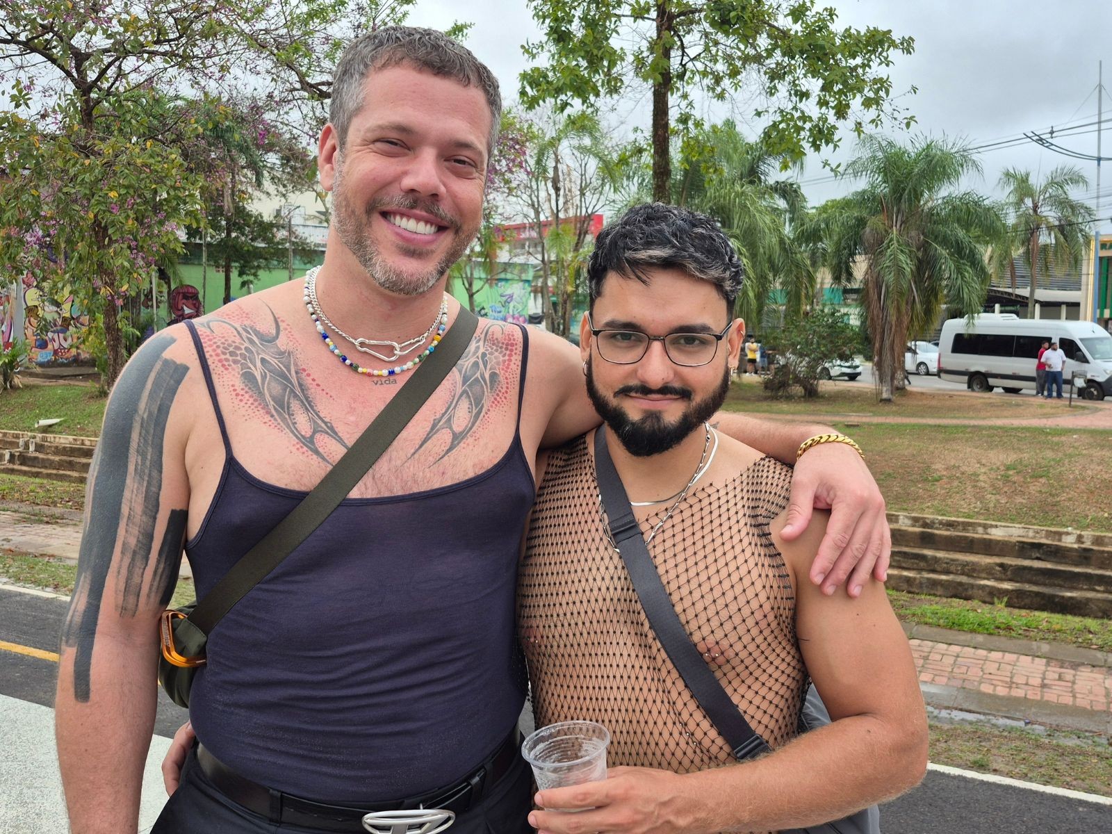 Ariel da Silva Júnior e Bruno Trevenzoli Favero aproveitam o desfile — Foto: Walace Gomes/g1