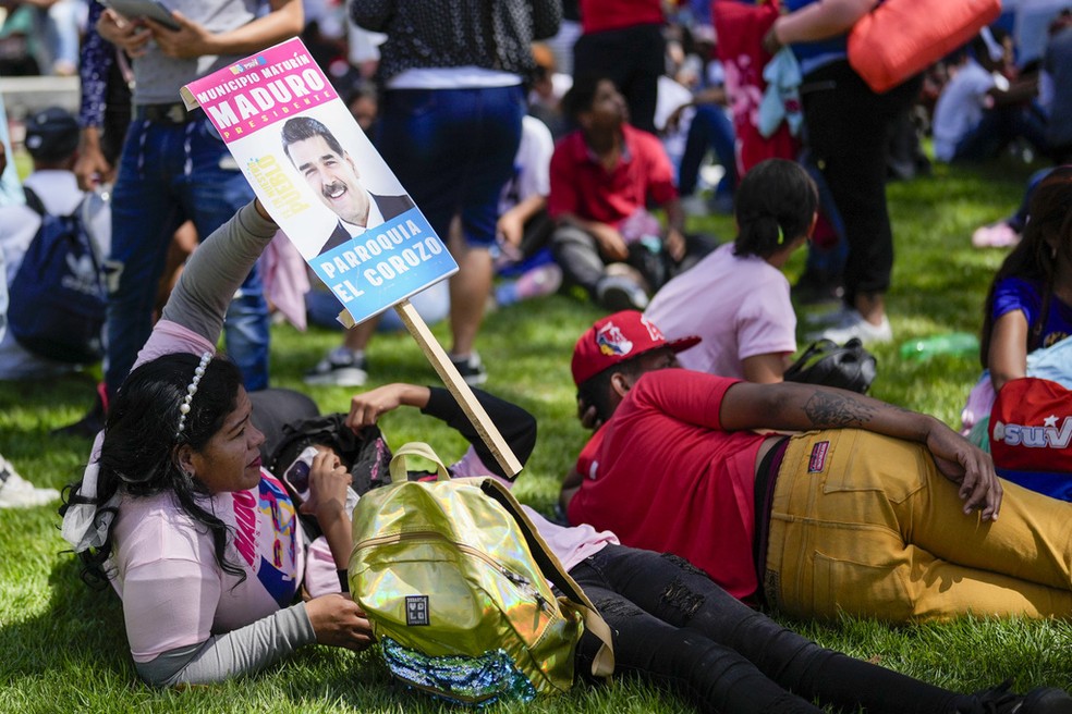 Apoiadores de Maduro esperam por ato de encerramento de campanha, em 25 de julho de 2024 — Foto: Fernando Vergara/AP