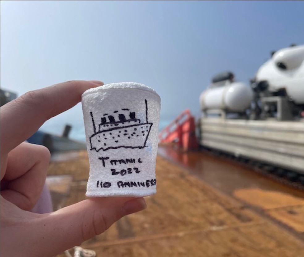 Imagem mostra copo que esteve nas profundezas do Oceano, onde está o Titanic — Foto: Divulgação/OceanGate