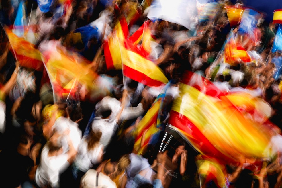 Apoiadores do Partido Popular da Espanha agitam bandeiras do lado de fora da sede do partido no dia da eleição geral, em Madri, Espanha, em 23 de julho de 2023. — Foto: Juan Medina/REUTERS