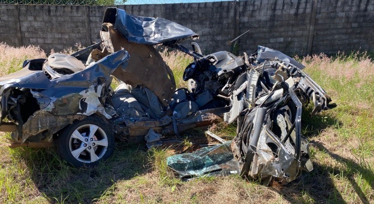 Homem e mulher morrem em batida carro e carreta na BR-365, em Indianópolis