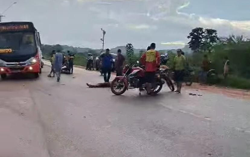 Homem fica em estado grave após acidente entre carro e moto na av. Elias Pinto, em Santarém