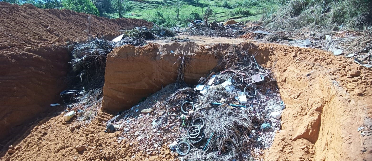 Município é autuado em quase meio milhão por bota-fora irregular e risco de contaminação de rio em MG