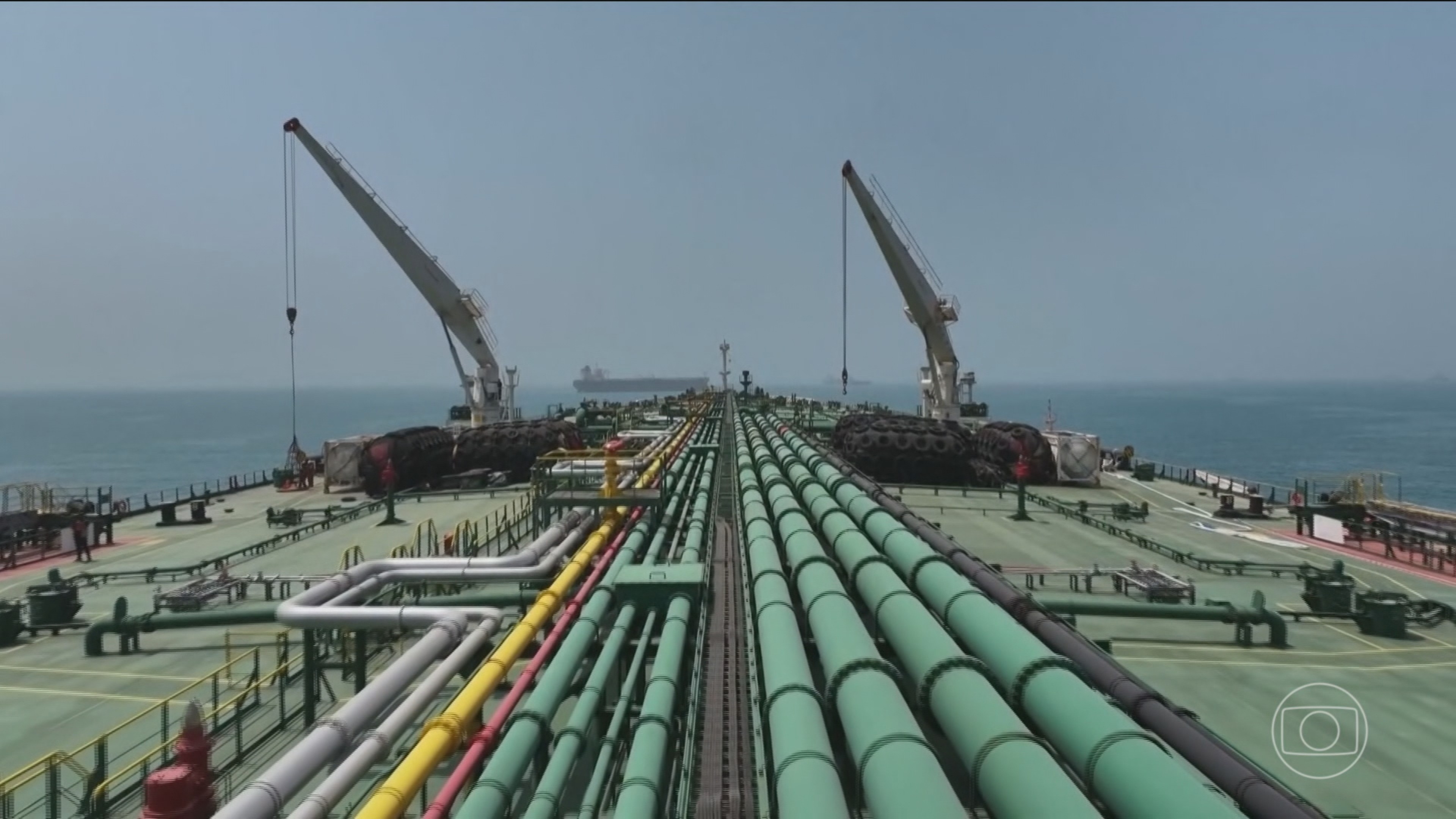 Crise no Oriente Médio faz Estados Unidos aliviarem sanções ao petróleo da Rússia