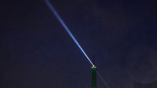 Torre Eiffel é iluminada com as cores da bandeira do Brasil; FOTOS
