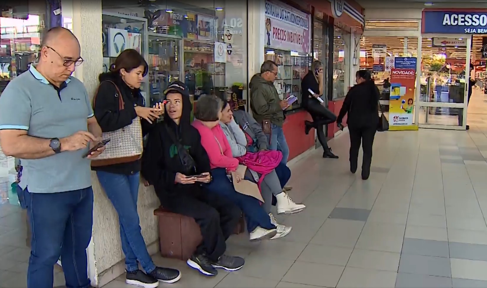Candidatos fazem fila em mutirão de emprego com até 350 vagas em supermercado de Taubaté