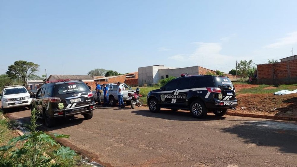 A Polícia Civil, Corpo de Bombeiros Militar, Pericia Técnica e uma equipe funerária estiveram no local — Foto: Elenize Oliveira