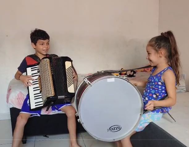 Sanfoneiro de 9 anos que 'montou banda' com os irmãos aprendeu a tocar sozinho: 'Toca vários instrumentos'