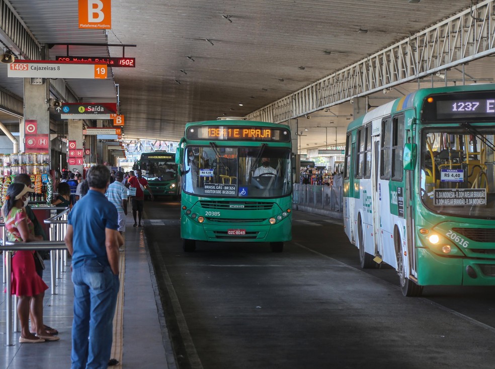 Movidos a combustíveis, como o diesel, os ônibus ajudam a emitir gases que provocam o efeito estufa  — Foto: Bruno Concha/Secom