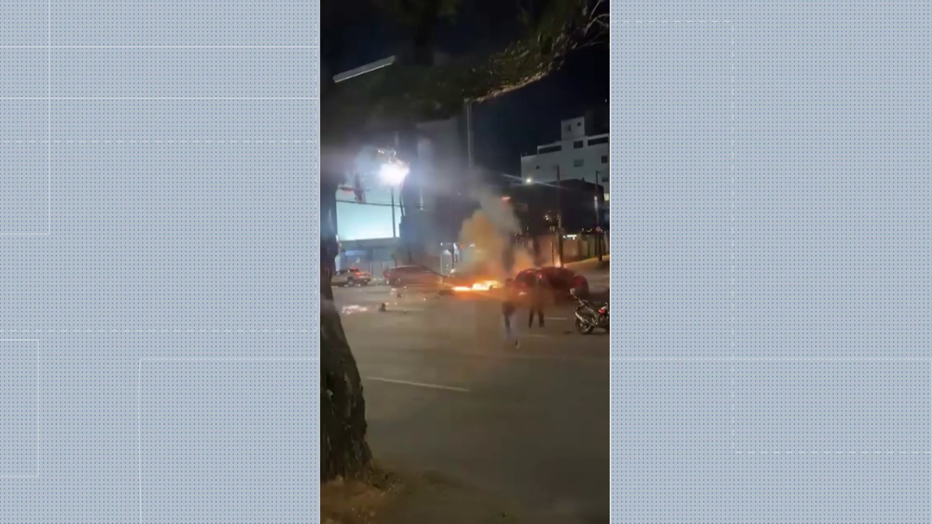 Mulher morre depois de carro bater em poste e pegar fogo na Região Centro-Sul de BH