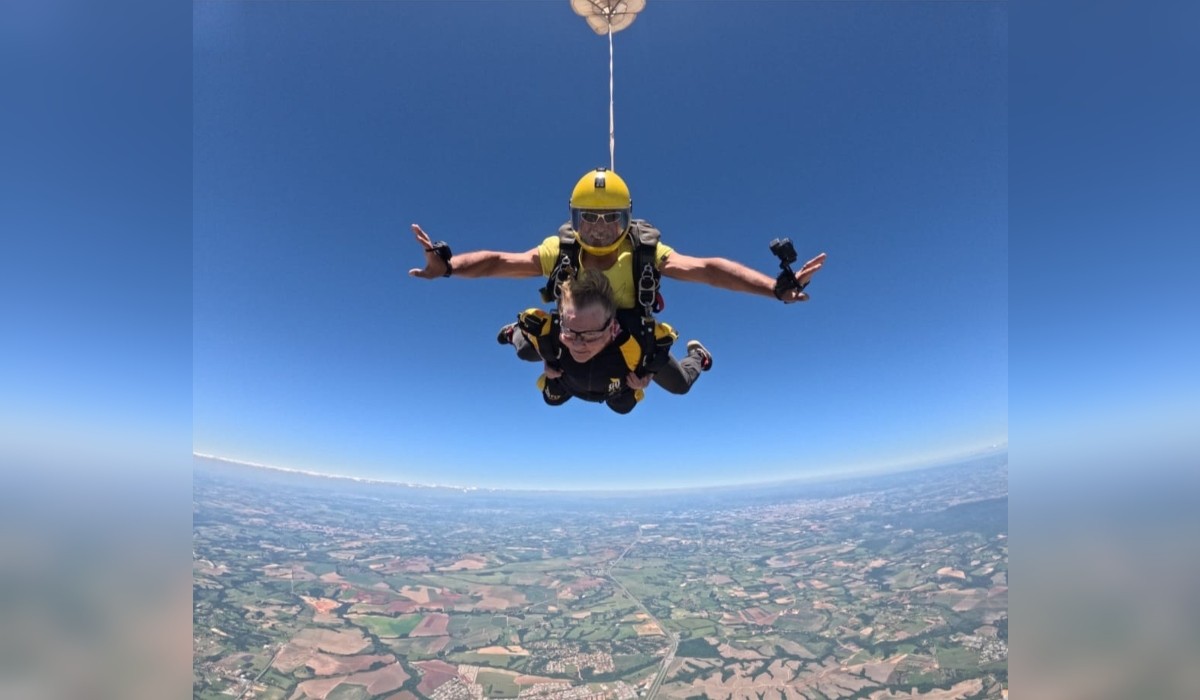 VÍDEO: idosa celebra aniversário de 90 anos com salto de paraquedas acompanhada do neto: 'Realizei o sonho de uma vida'