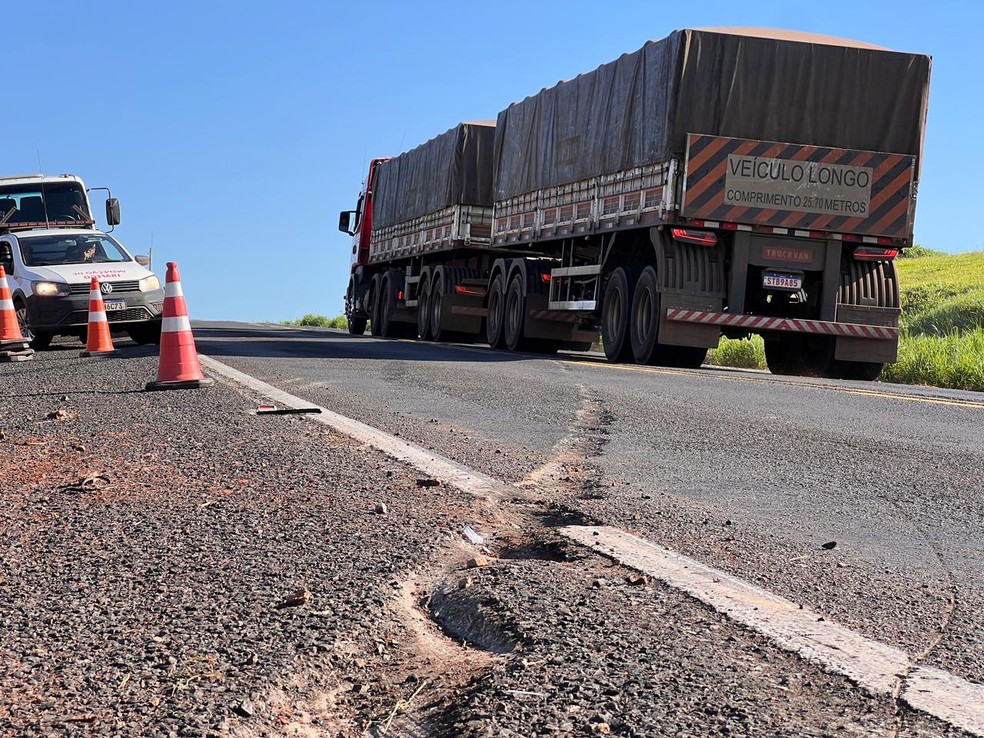 Motorista perdeu o controle do ônibus após o pneu estourar na BR-153 entre Ocauçu e Marília — Foto: Filipe Zampoli/ TV TEM