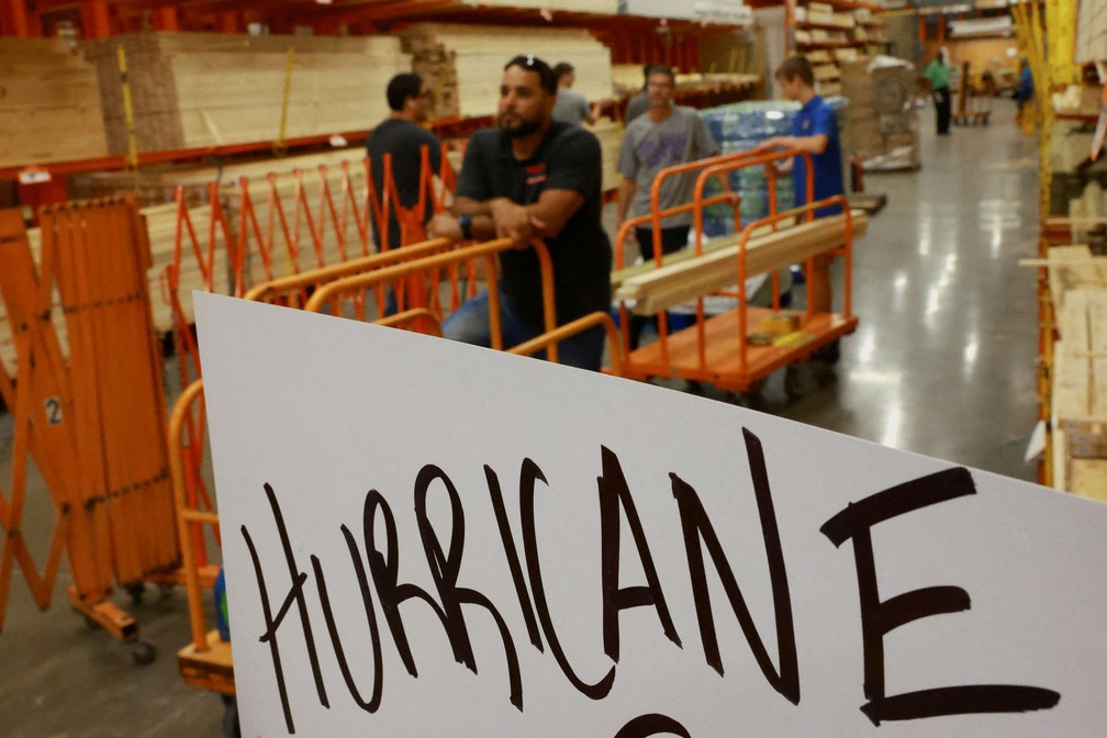 Moradores de Orlando, na Flórida, fazem fila para comprar madeira para proteger residências antes da chegada do furacão Milton, em 8 de outubro de 2024. — Foto: Jose Luis Gonzalez/ Reuters