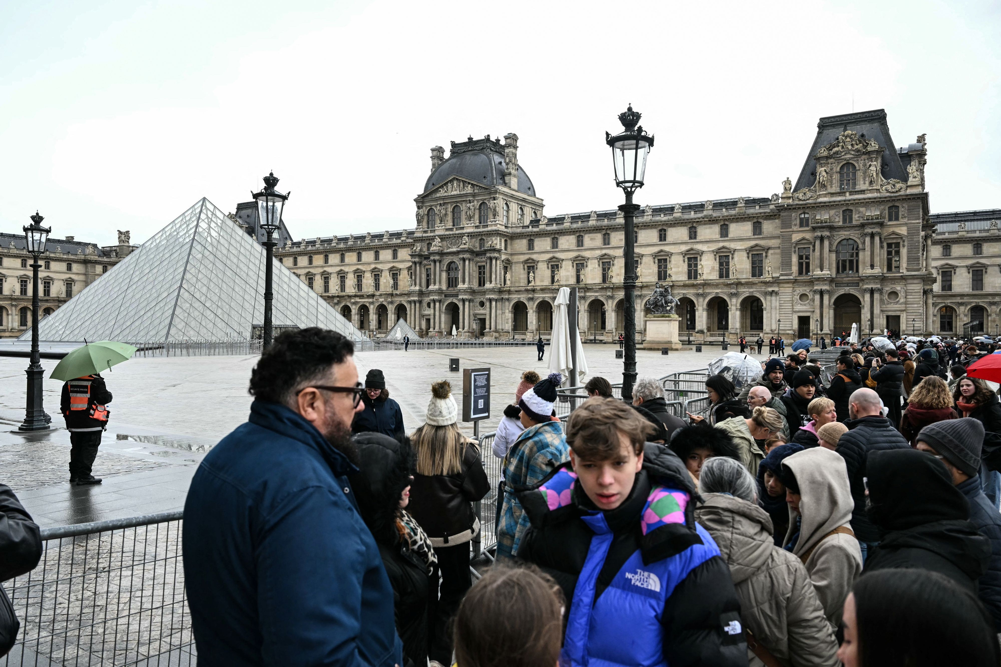 Museu do Louvre fica 45% mais caro para turistas não europeus; 'acho injusto', diz brasileira