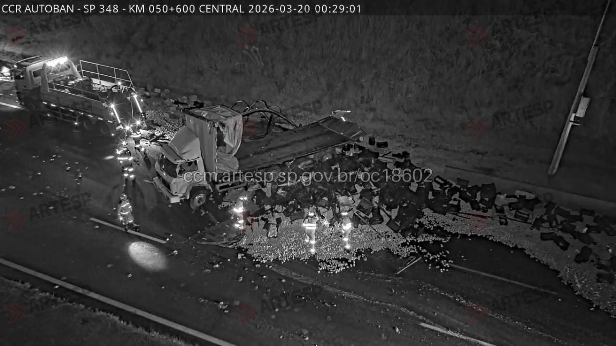 Caminhão tomba e espalha carga de laranjas em Jundiaí após acidente com outras duas carretas na Rodovia dos Bandeirantes