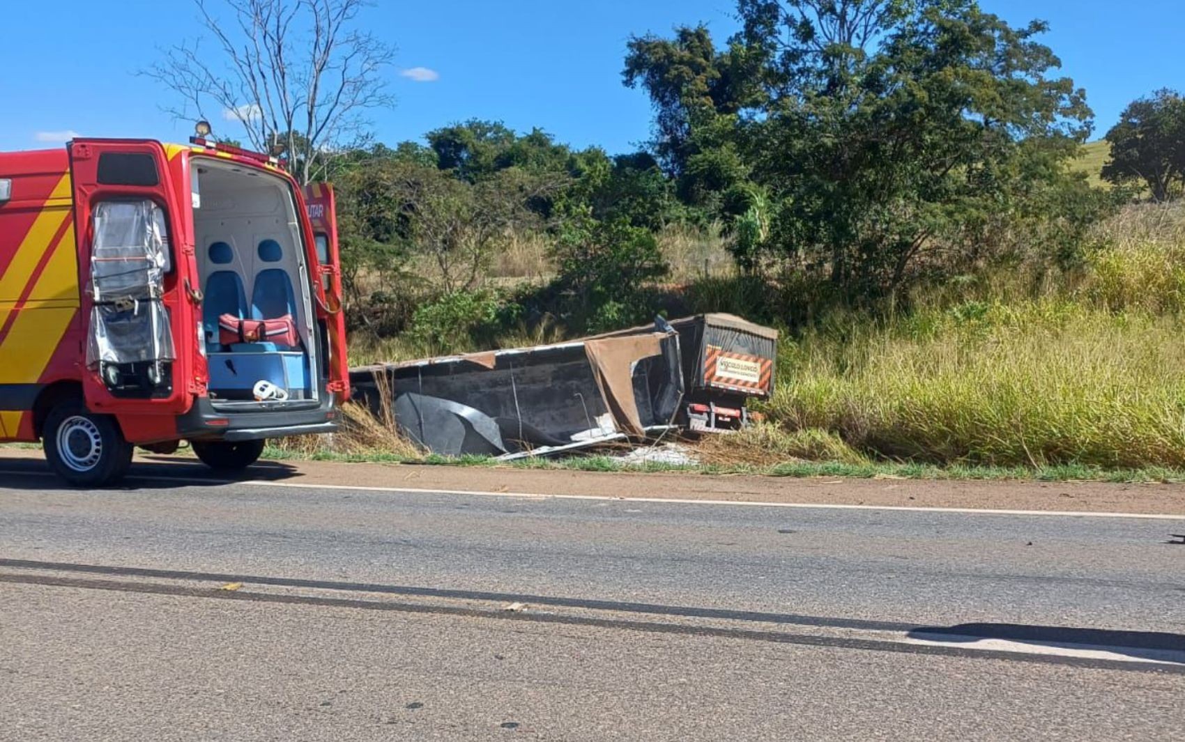 Caminhão mata ocupantes de carro parado em rodovia, dizem bombeiros