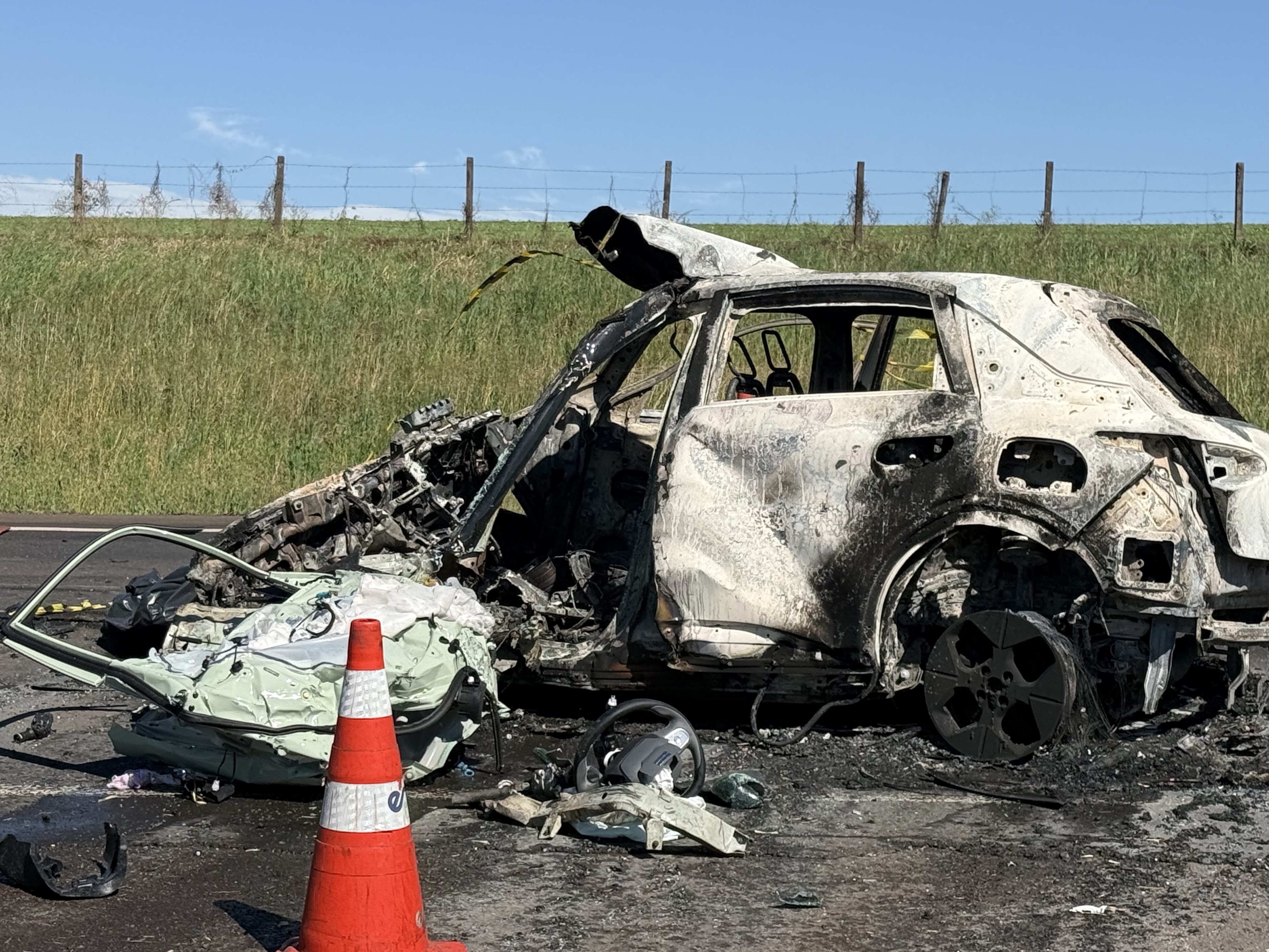 Carro elétrico pega fogo e motorista morre carbonizado após acidente na BR-277, no Paraná; sete pessoas ficaram feridas.