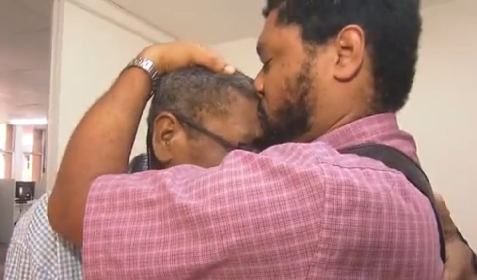 Filho reencontra pai em Salvador após 30 anos de busca — Foto: Reprodução/TV Bahia
