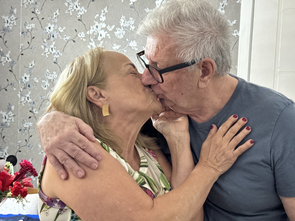 Casal que ficou no mesmo quarto ao nascer se reencontra e está junto há 50 anos — Foto: Vanessa Rodrigues/A Tribuna Jornal