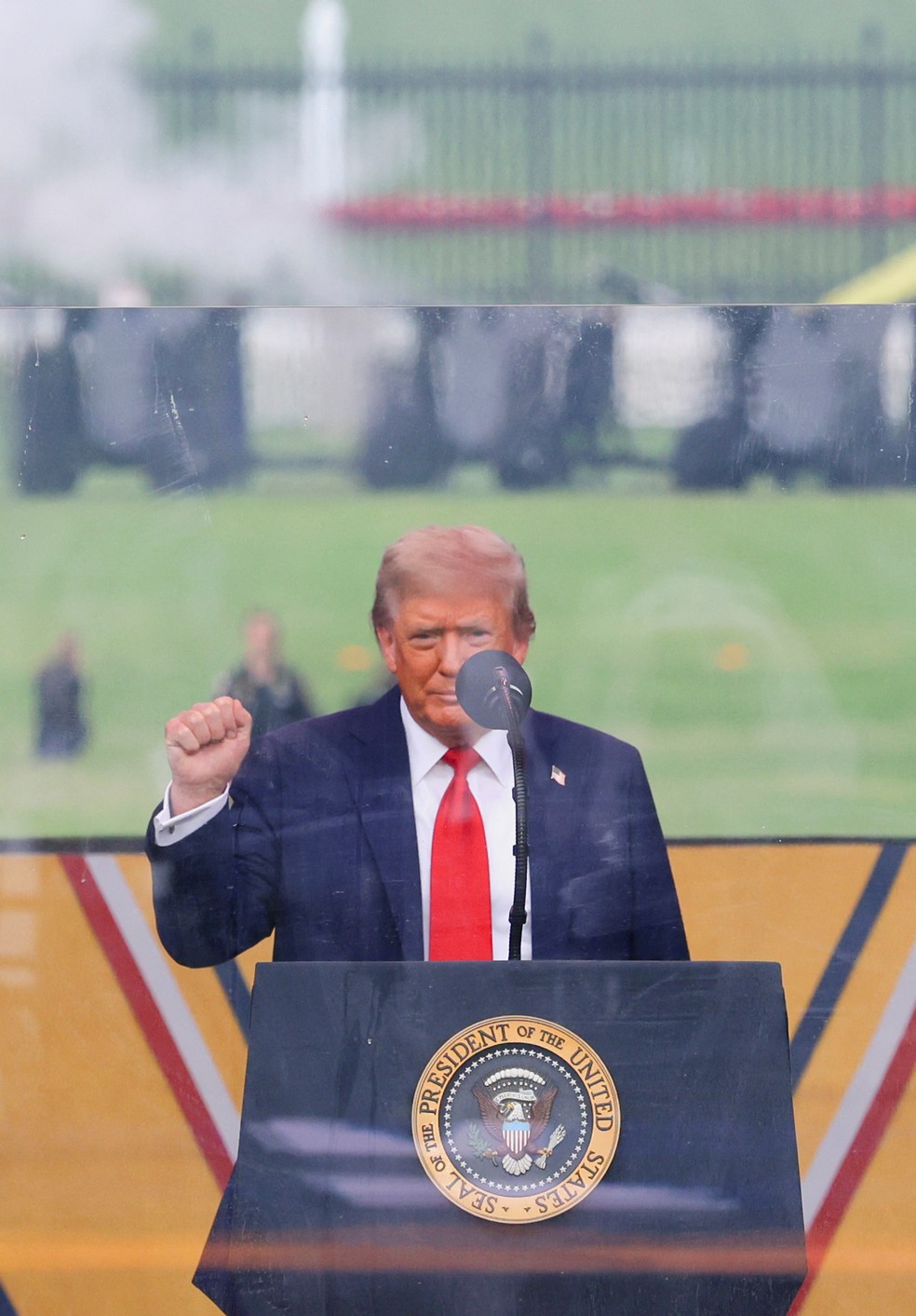 O presidente dos Estados Unidos, Donald Trump, levanta o punho durante o desfile de comemoração dos 250 anos do Exército dos EUA, no mesmo dia em que celebra seu 79º aniversário, em Washington, D.C., EUA, em 14 de junho de 2025. REUTERS/Carlos Barria — Foto: REUTERS/Carlos Barria
