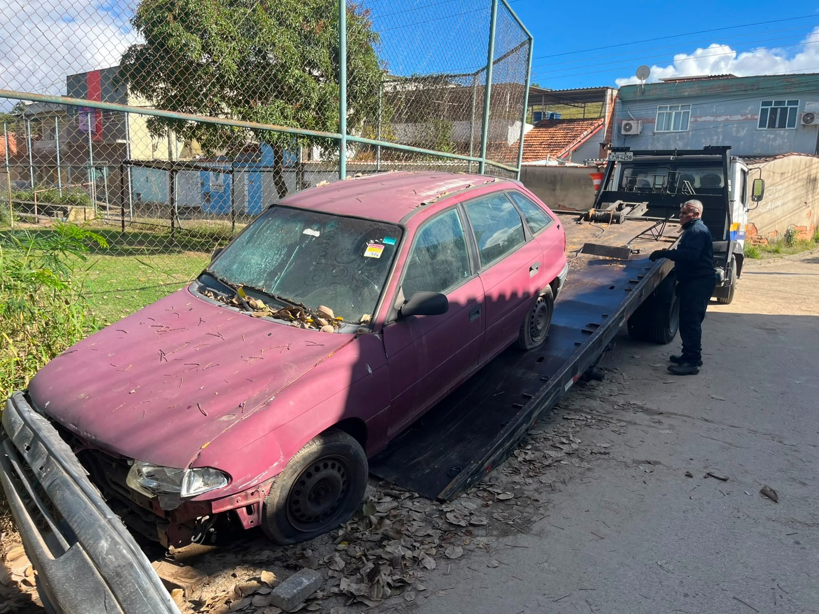 Operação da prefeitura remove carros em situação de abandono em Volta Redonda