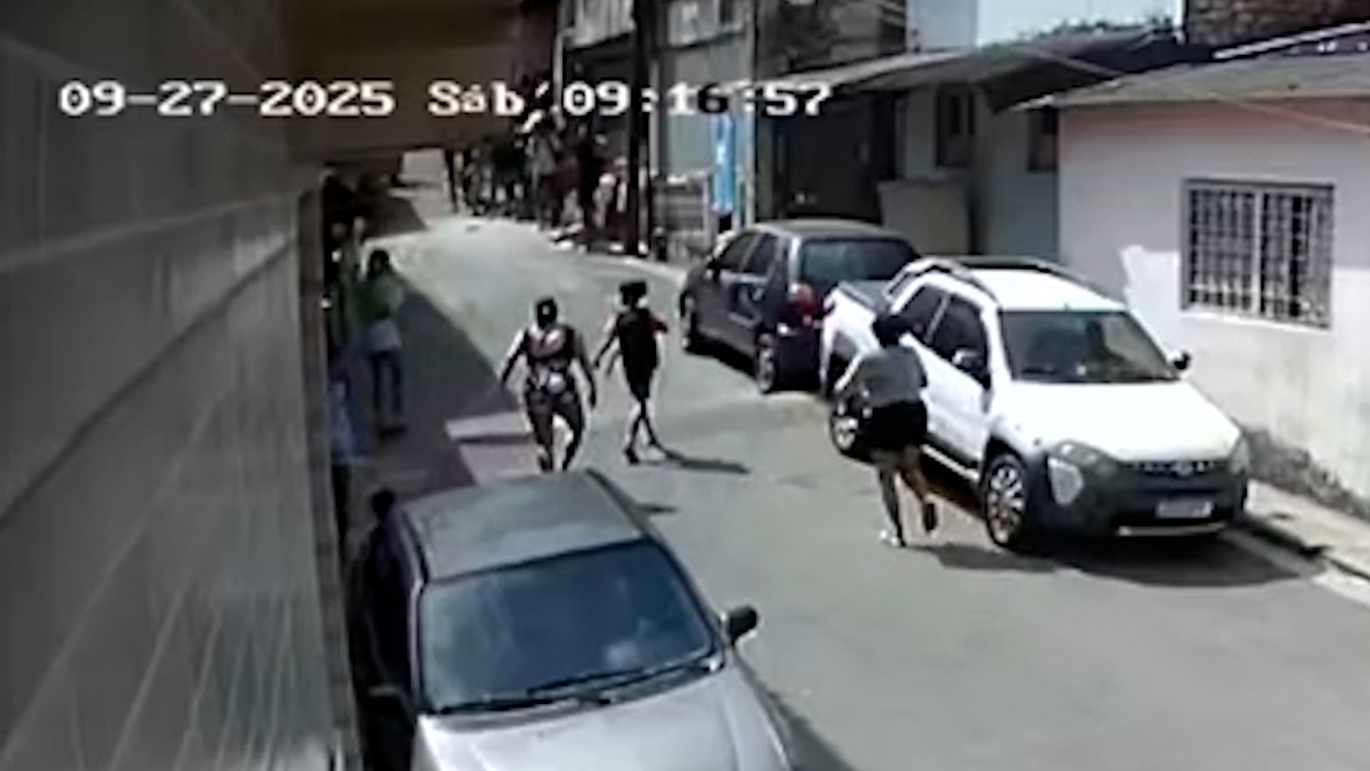 VÍDEO: Veja momento em que crianças são atropeladas por caminhão em fila de bombons para São Cosme e Damião, em São Luís