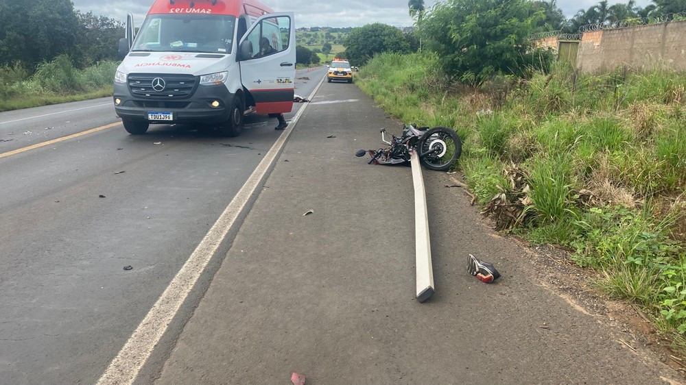 Motociclista morre em acidente no Anel Viário de Uberaba; polícia suspeita de 'ultrapassagem forçada'