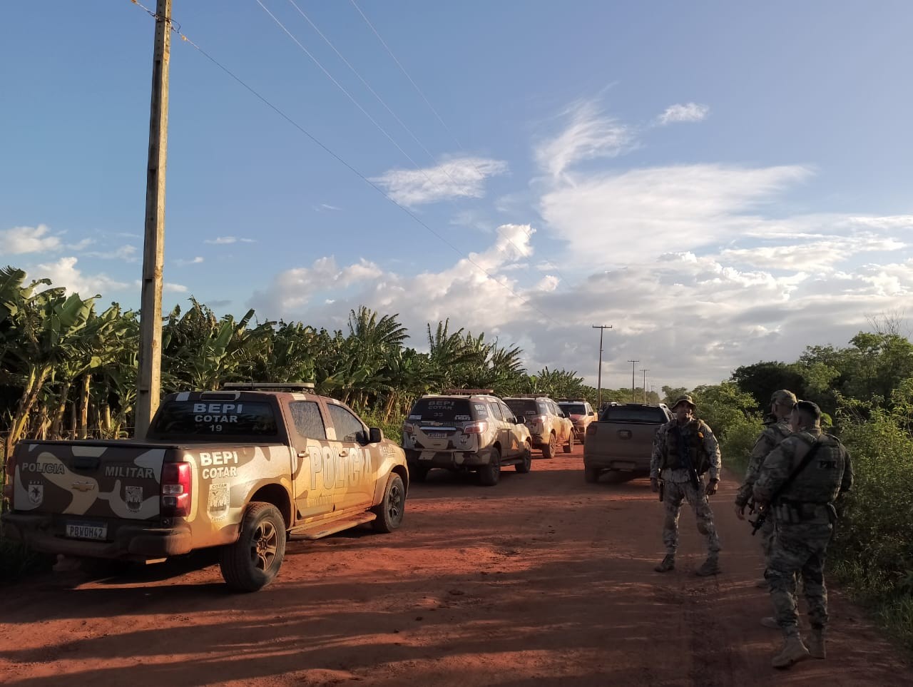 Polícia faz novo cerco em área rural à procura de fugitivos após agricultores verem dupla sair de plantação no RN