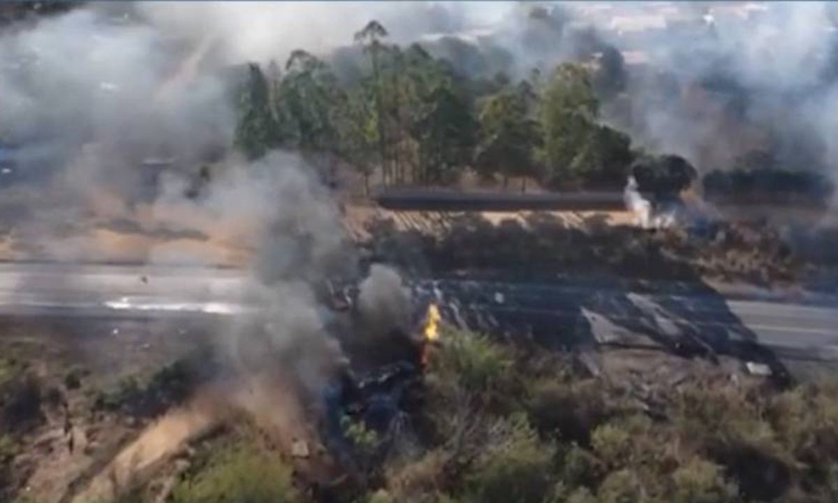 Homem morre e outro fica ferido após acidente entre dois caminhões-tanque e um ônibus na Bahia