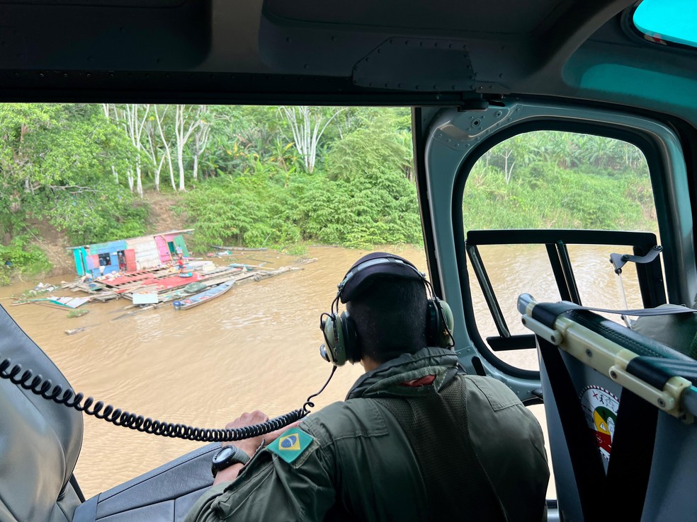 Marinha utiliza helicóptero nas buscas após acidente entre balsa e casas flutuantes no Amazonas — Foto: Divulgação/Marinha
