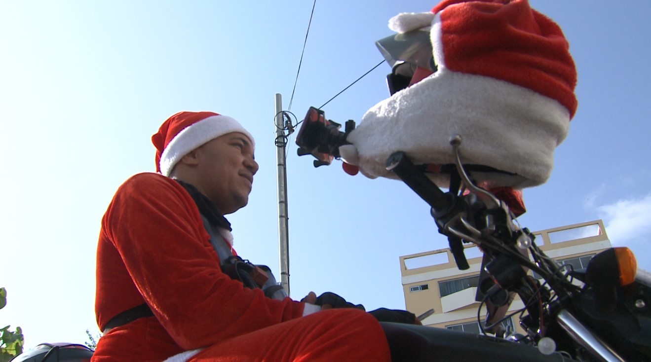 Vestido de Papai Noel, mototaxista de Petrolina distribui alegria e pedidos especiais em suas corridas