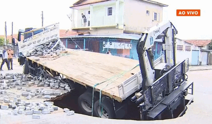 VÍDEO: caminhão é 'engolido' por cratera em São José dos Campos