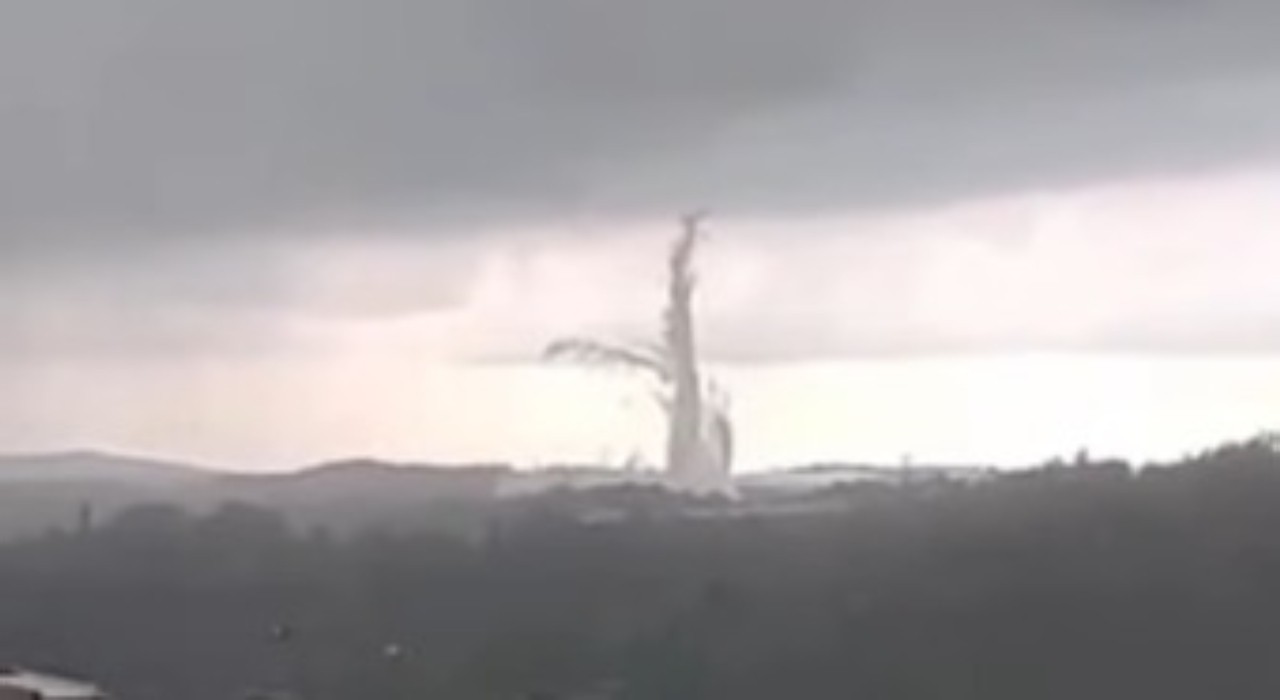 Nuvem em formato de funil chama atenção de moradores em Jundiaí; vídeo