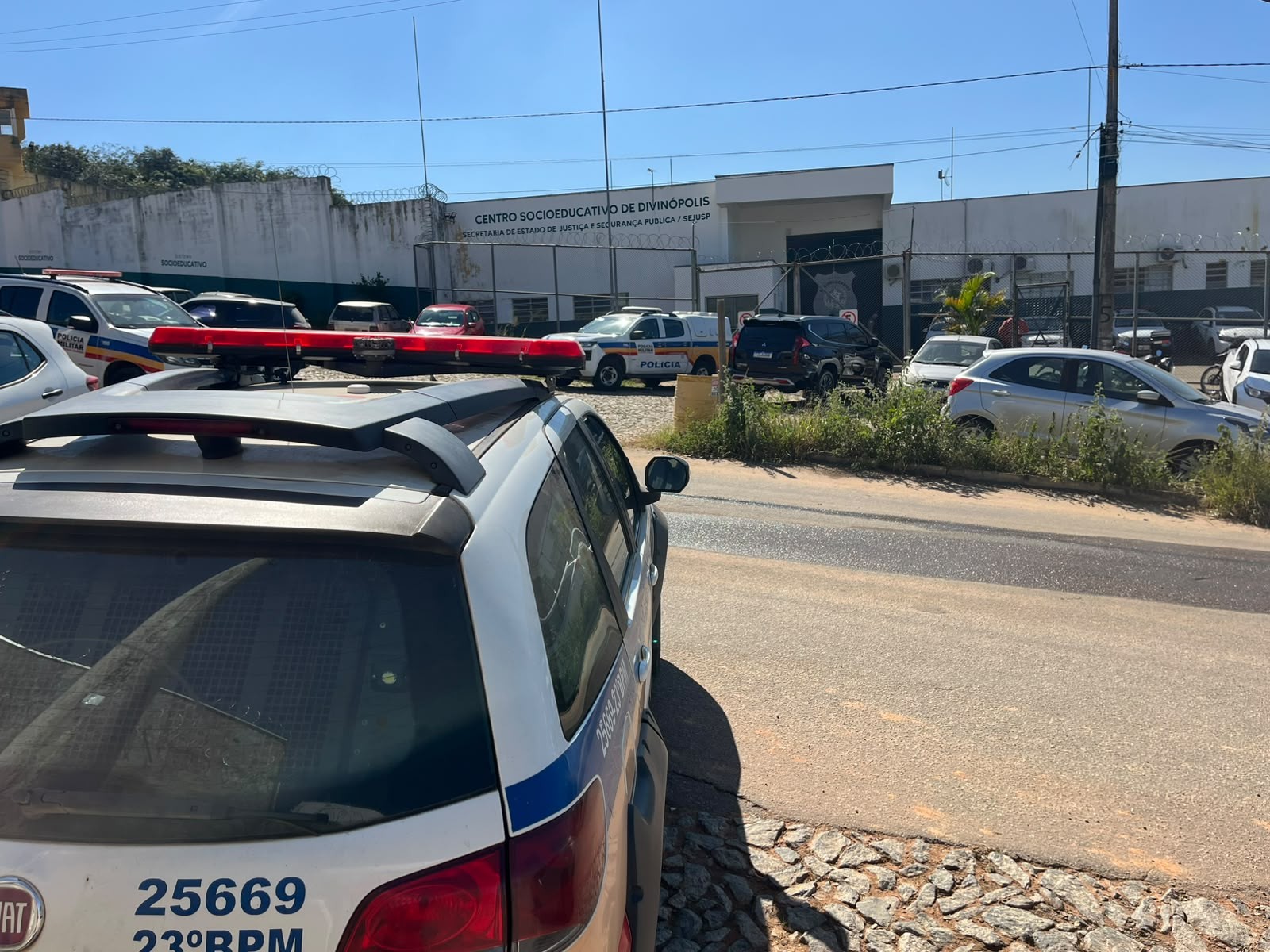 Adolescentes agridem e fazem policiais penais de reféns no Centro Socioeducativo de Divinópolis 