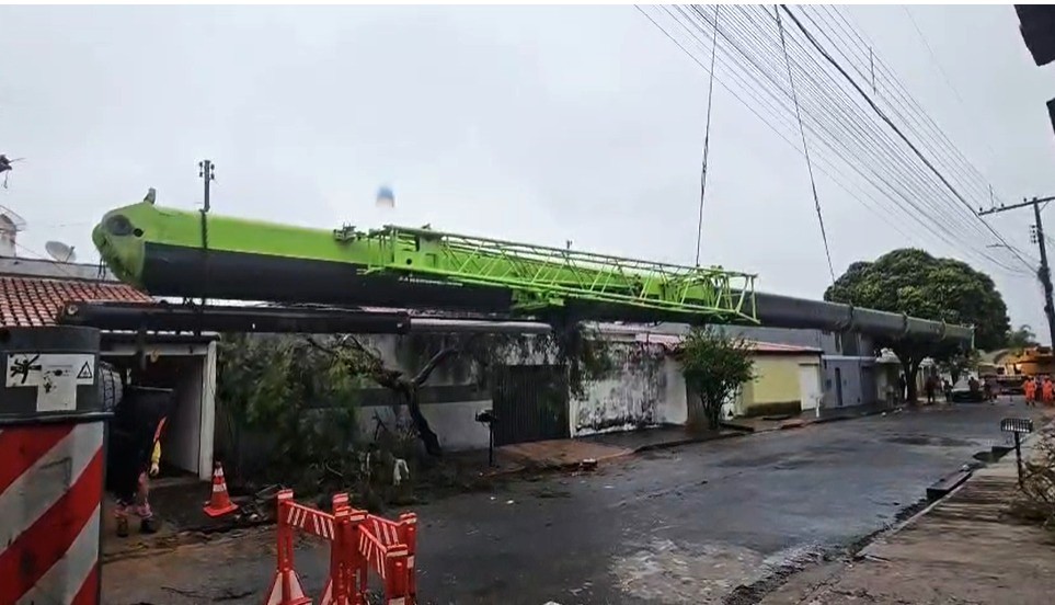 VÍDEO: Após 6 dias, retirada de guindaste que tombou sobre casas em Uberlândia é concluída