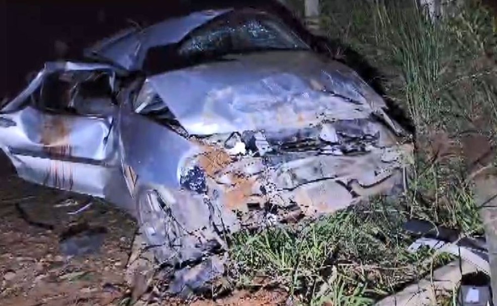 Carro envolvido em acidente deixou duas jovens mortas em Caconde no domingo — Foto: Gui Burguer - De Olho São José do Rio Pardo