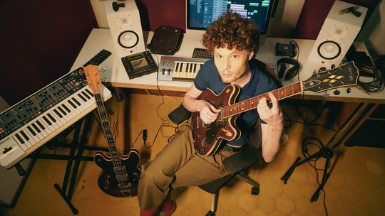 Valentim Frateschi faz ‘Mau contato’ com Sophia Chablau em música de ‘Estreito’, álbum solo calcado no groove - Programado para 3 de setembro, o disco ecoa boas influências de Marcos Valle e Ana Frango Elétrico.