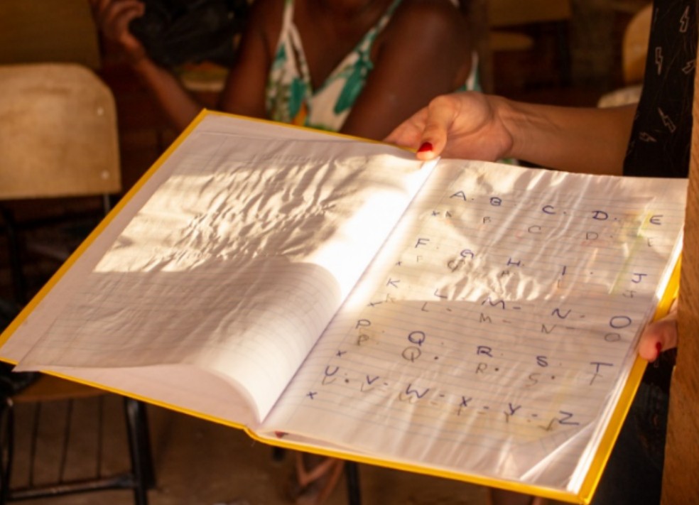 Caderno de uma das crian&ccedil;as em fase de alfabetiza&ccedil;&atilde;o. &mdash; Foto: Reprodu&ccedil;&atilde;o/Rose: uma hist&oacute;ria de esperan&ccedil;a