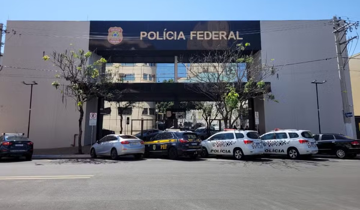 Motorista é preso por suspeita de contrabando de milhares de maços de cigarro em rodovia de Oriente