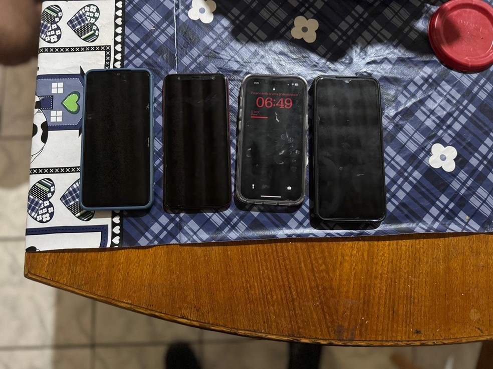 Polícia Federal apreendeu celulares na casa do suspeito — Foto: Polícia Federal