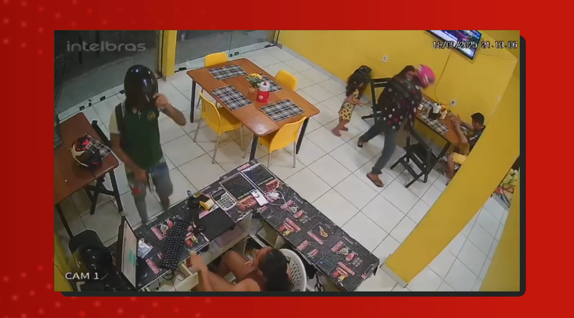 Criminosos roubam celulares e dinheiro em pastelaria de Manaus; ação foi filmada