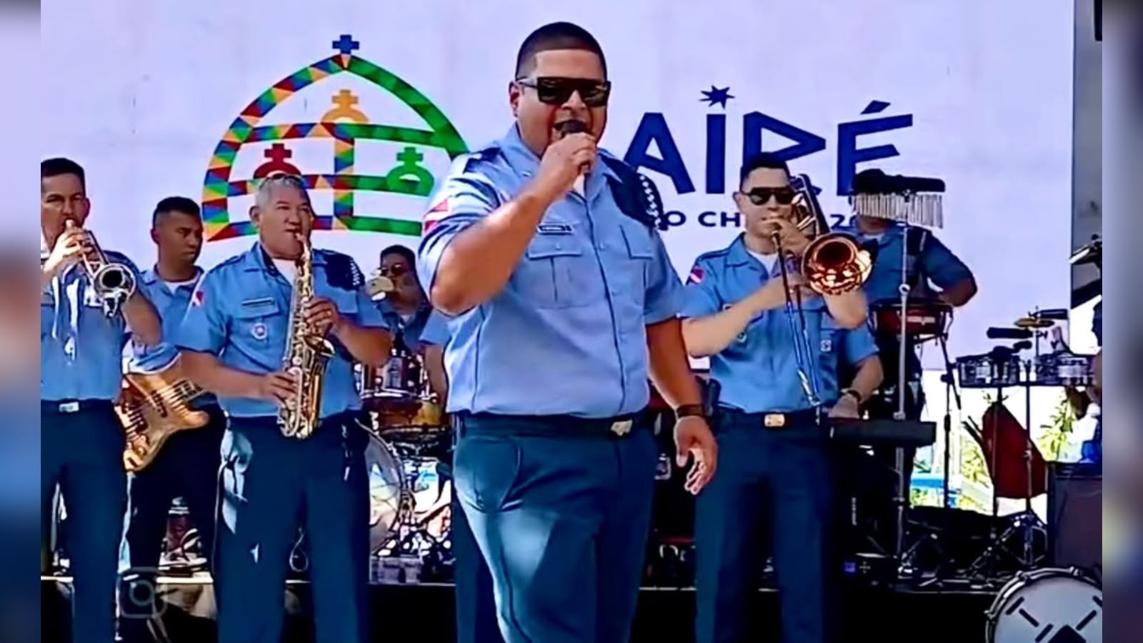Banda da PM leva show de brega durante Sairé 2026 em Alter do Chão, em Santarém