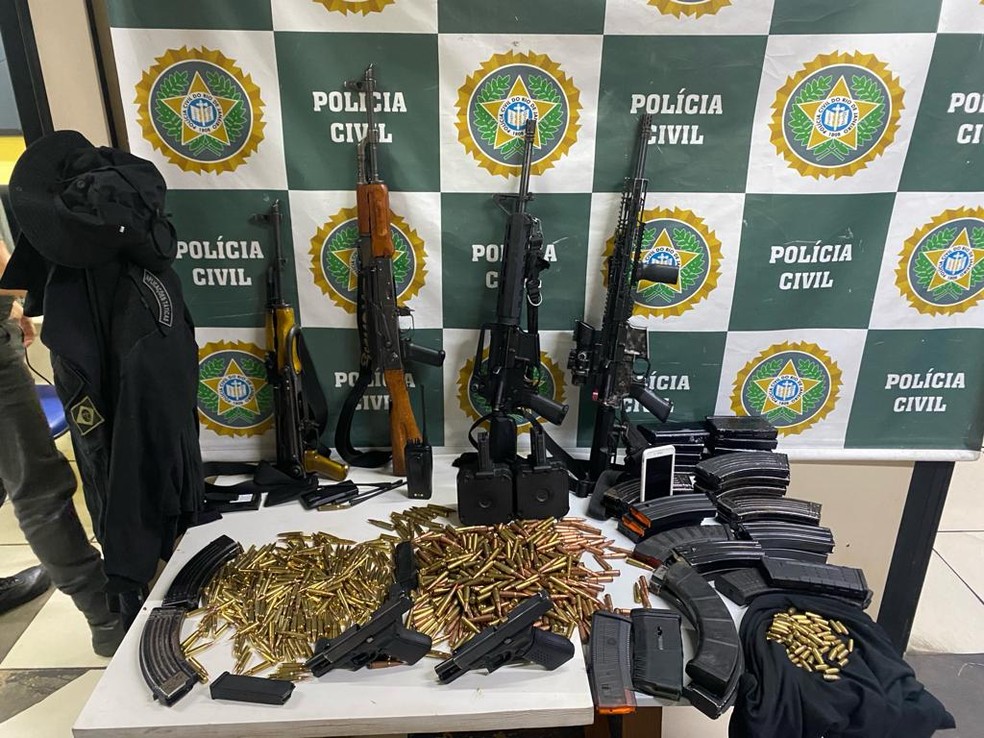 Armas foram apreendidas em Santa Cruz, na Zona Oeste do Rio — Foto: Reprodução/Arquivo Pessoal