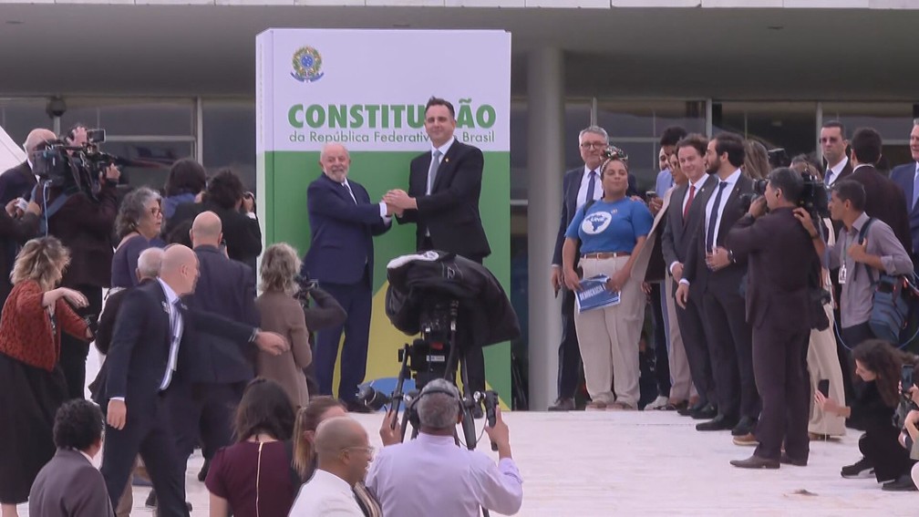 Lula e Rodrigo Pacheco posam no Congresso após ato que marca um ano dos ataques de 8 de janeiro — Foto: TV Globo/Reprodução