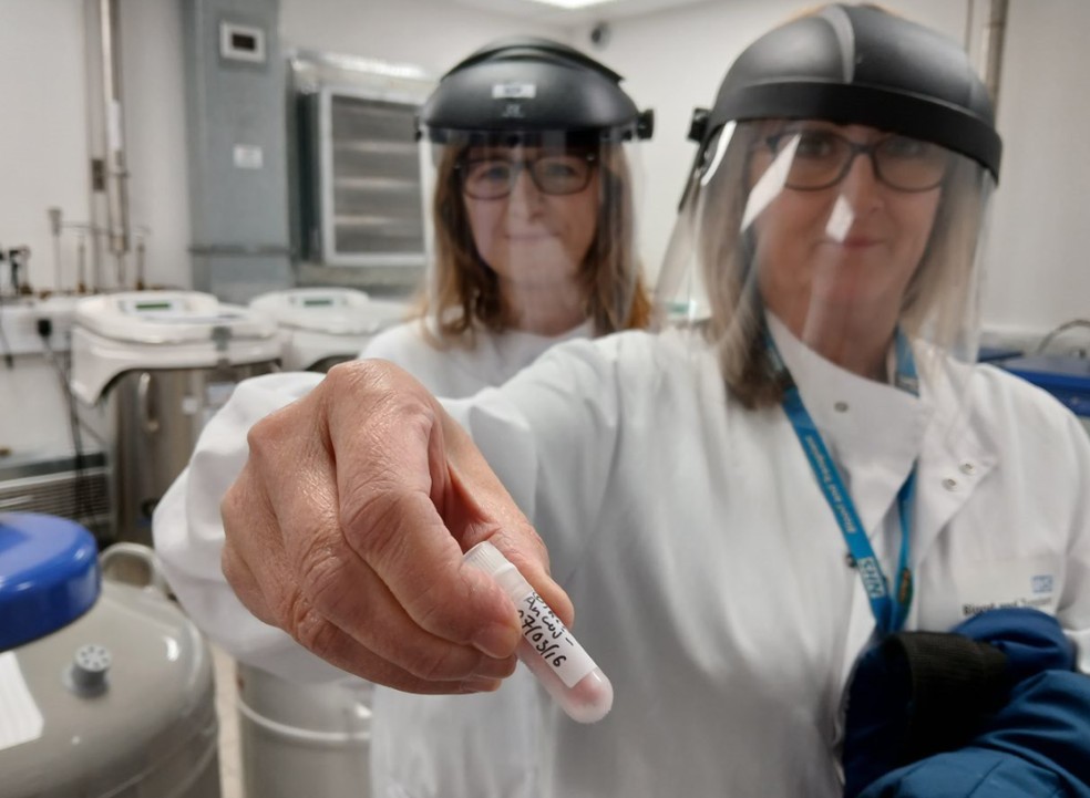 Nicole Thornton (direita) e Louise Tilley, do NHS Blood and Transplant (NHSBT). — Foto: NHS Blood and Transplant